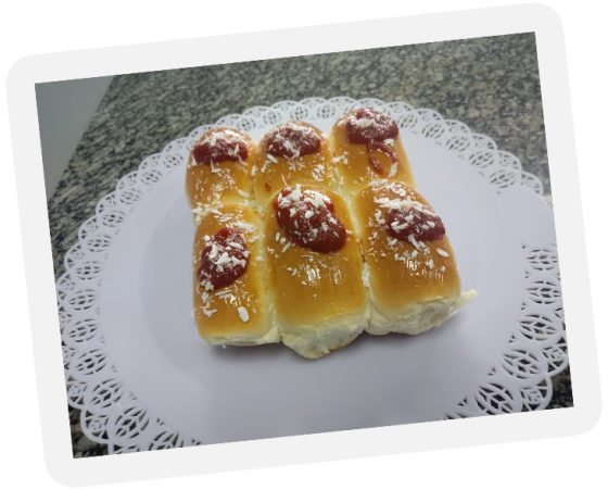 Pão com recheio de goiabada