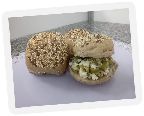 Pão de linhaça com quinoa com massa madre com tofu com azeitona