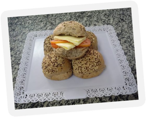 Pão de linhaça com quinoa com massa madre lanche de tomate com queijo sem lactose